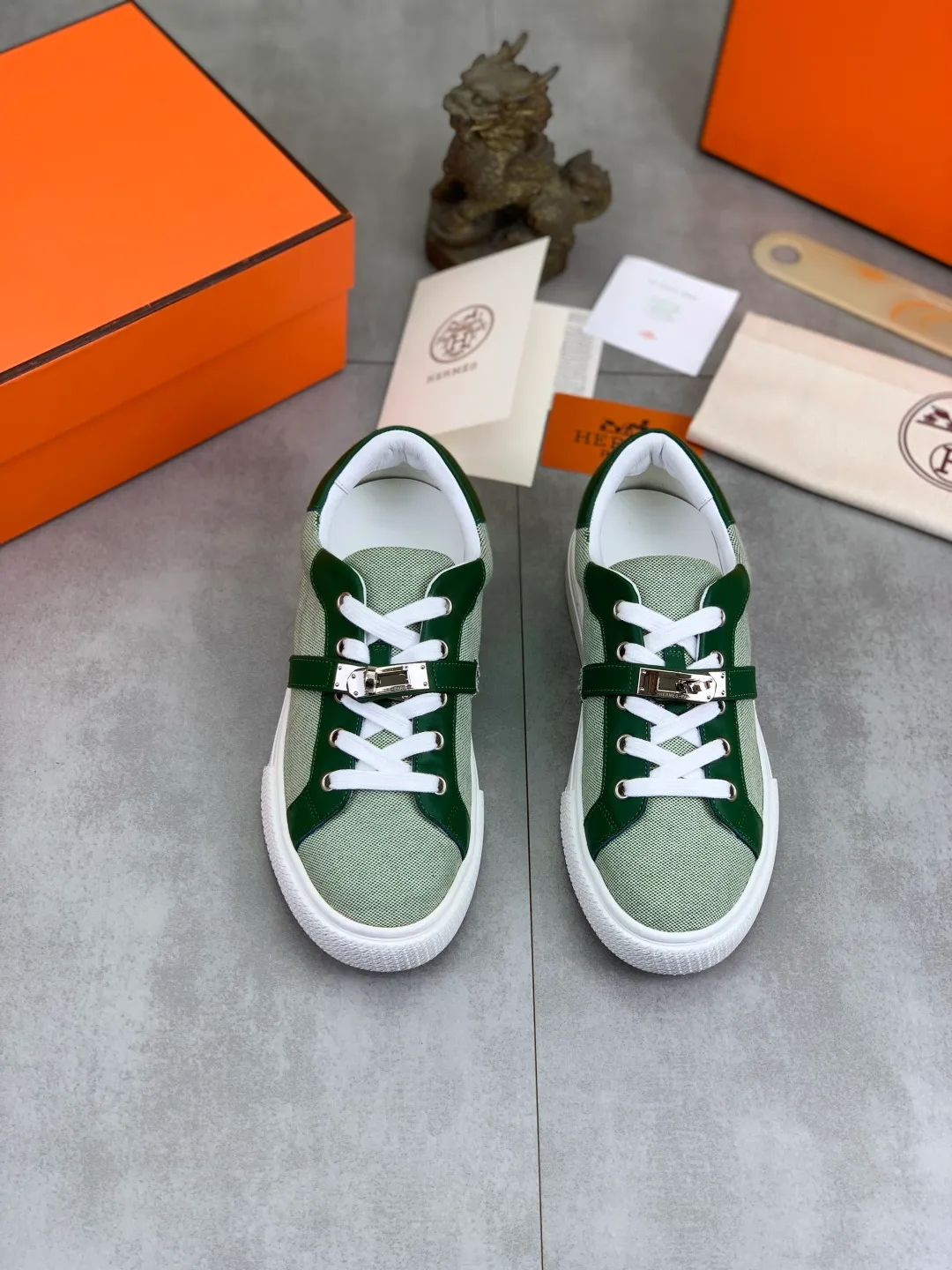 Men's men's shoes 💰P640 New Hermes top version Hermès classic couple style #𝐊𝐞𝐥𝐥𝐲 buckle casual white shoes skateboard shoes that will not conflict with shoes at all. Full of unknowns, Hermès rarely produces flat casual shoes and they are paired with classic palladium-plated Kelly shoe buckles! You'll fall in love with it at first sight. It's super versatile and can be worn with any skirt or pants. 🉑️Close your eyes and wear it. It's super noble. Fabric: Specific cowhide/canvas material. Lining: Sheepskin lining. Outsole: Original molded TPU outsole. Size: 35-45.